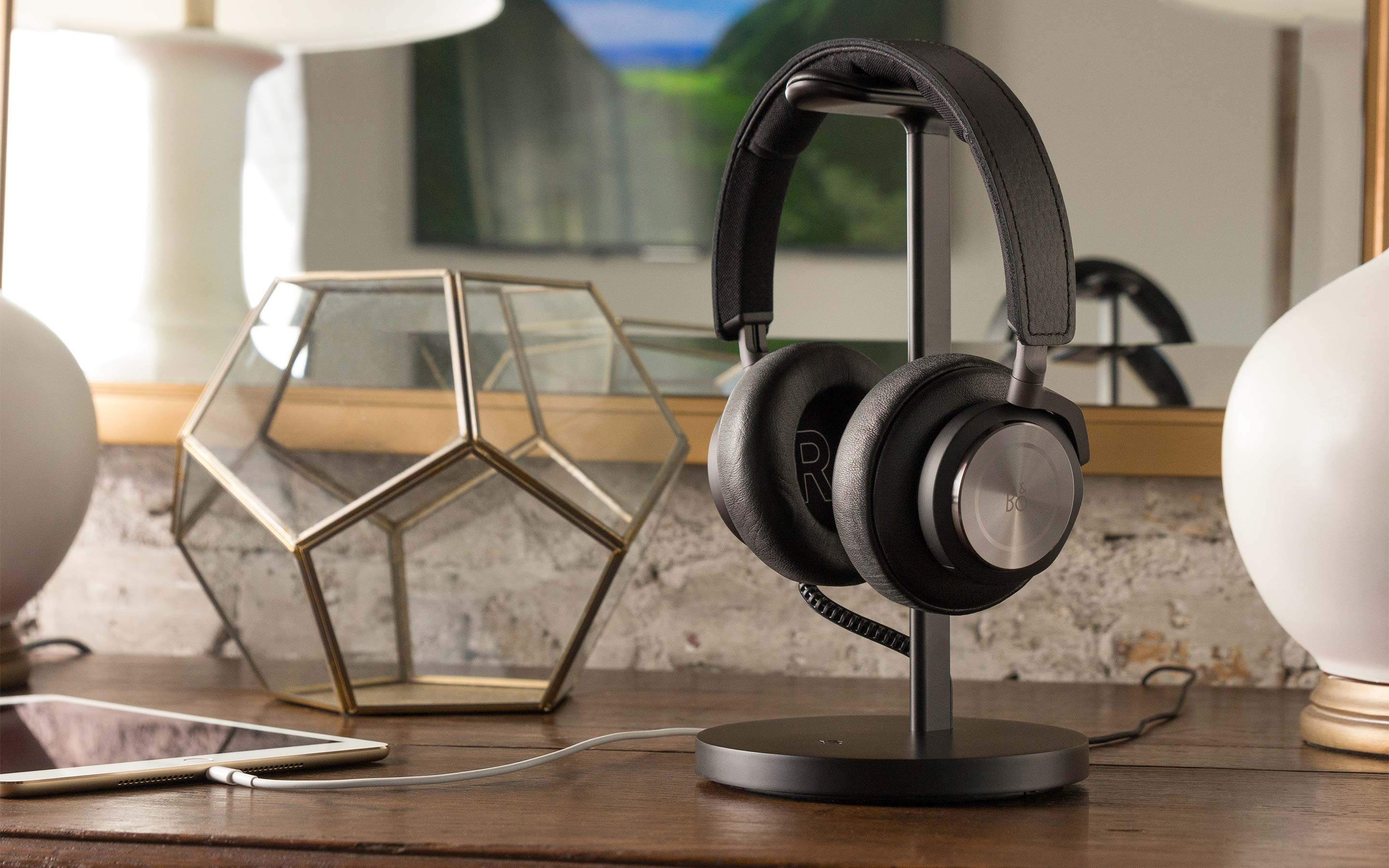 Fermata Headphone Charging Stand | Twelve South